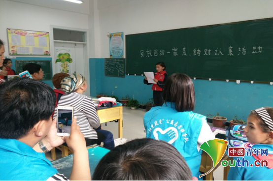 �ڡ�����С��˵�ҡ��ݽ���У����ȶ�Ա�����Լ���Ԯ���ɲ��ĸ��˹��¡�����³����ί ��ͼ