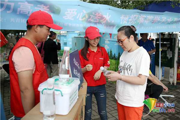 团南昌市委开展爱心护考,我为学子送清凉志愿
