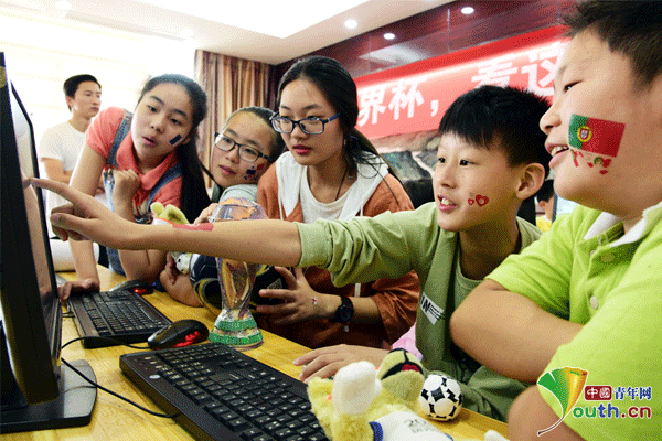 江大计算机学院志愿者与孩子们一起为世界杯喝