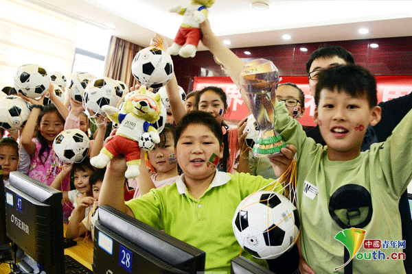 江大计算机学院志愿者与孩子们一起为世界杯喝
