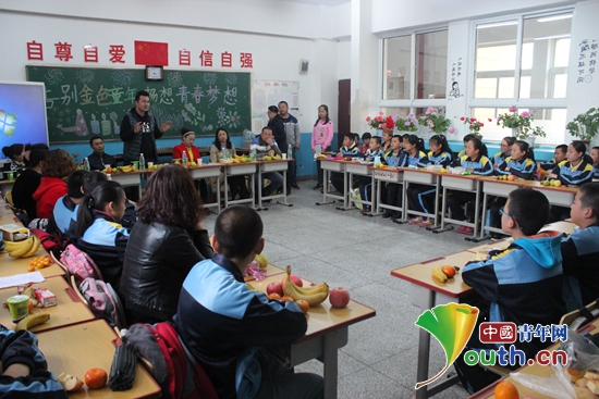 �ؿ�˹����ίΪ��˫����ѧ56��������ѧ�����������ա�ͼΪ��ֳ������� ��ͼ