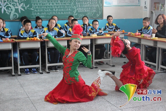 集体生日活动现场孩子们跳起民族舞.孙明 供图