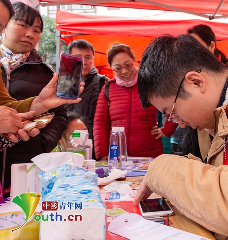 广西龙胜志愿者服务一条街践行新时代雷锋精神