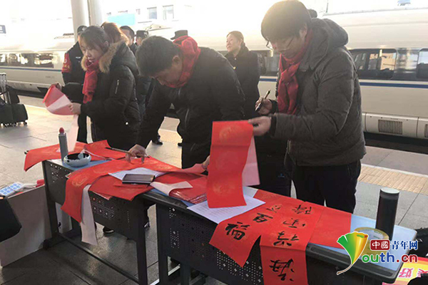 大连客运段倾情服务13载 让务工兄弟带着温暖回家