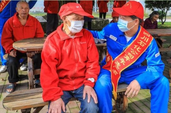 中国石油四川石化：青年志愿者连续13年坚持志愿服务孤寡老人