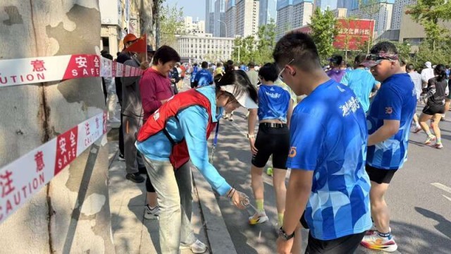 6686体育下载大连“大马”志愿者用汗水与热忱绘就赛事保障“青春底色”(图2)