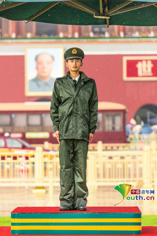 执勤官兵雨中坚守