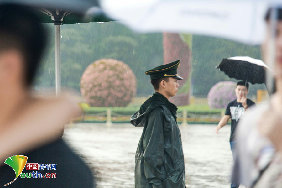 执勤官兵雨中坚守