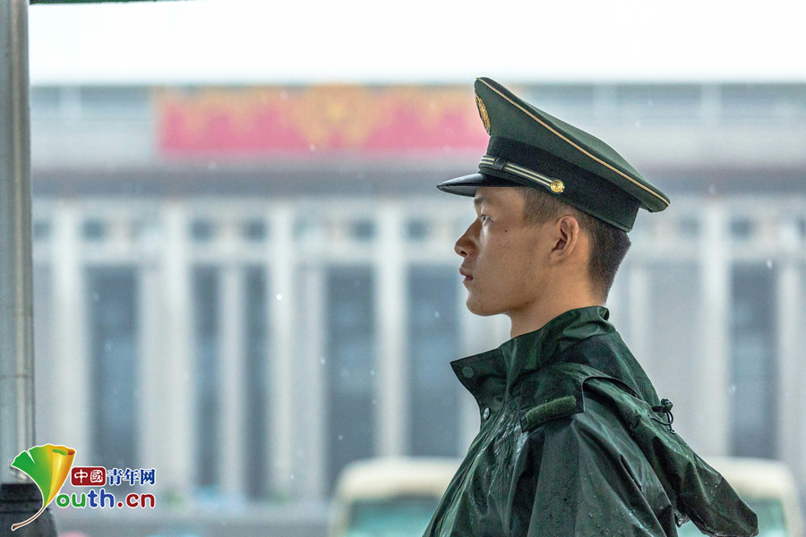 执勤官兵雨中坚守