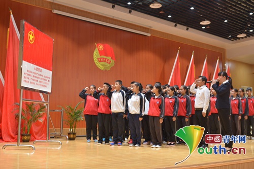 盈江县团委副书记桂雪梅带领新团员进行入团宣誓仪式.盈江县团委 供图