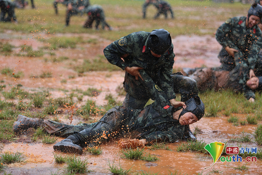 超燃武警雨中练兵迎八一