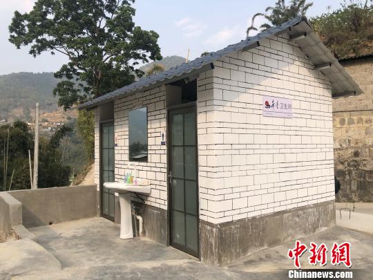(缪超 王磊)"地上打个坑,架上两块石板,外面三尺墙,顶上石棉瓦