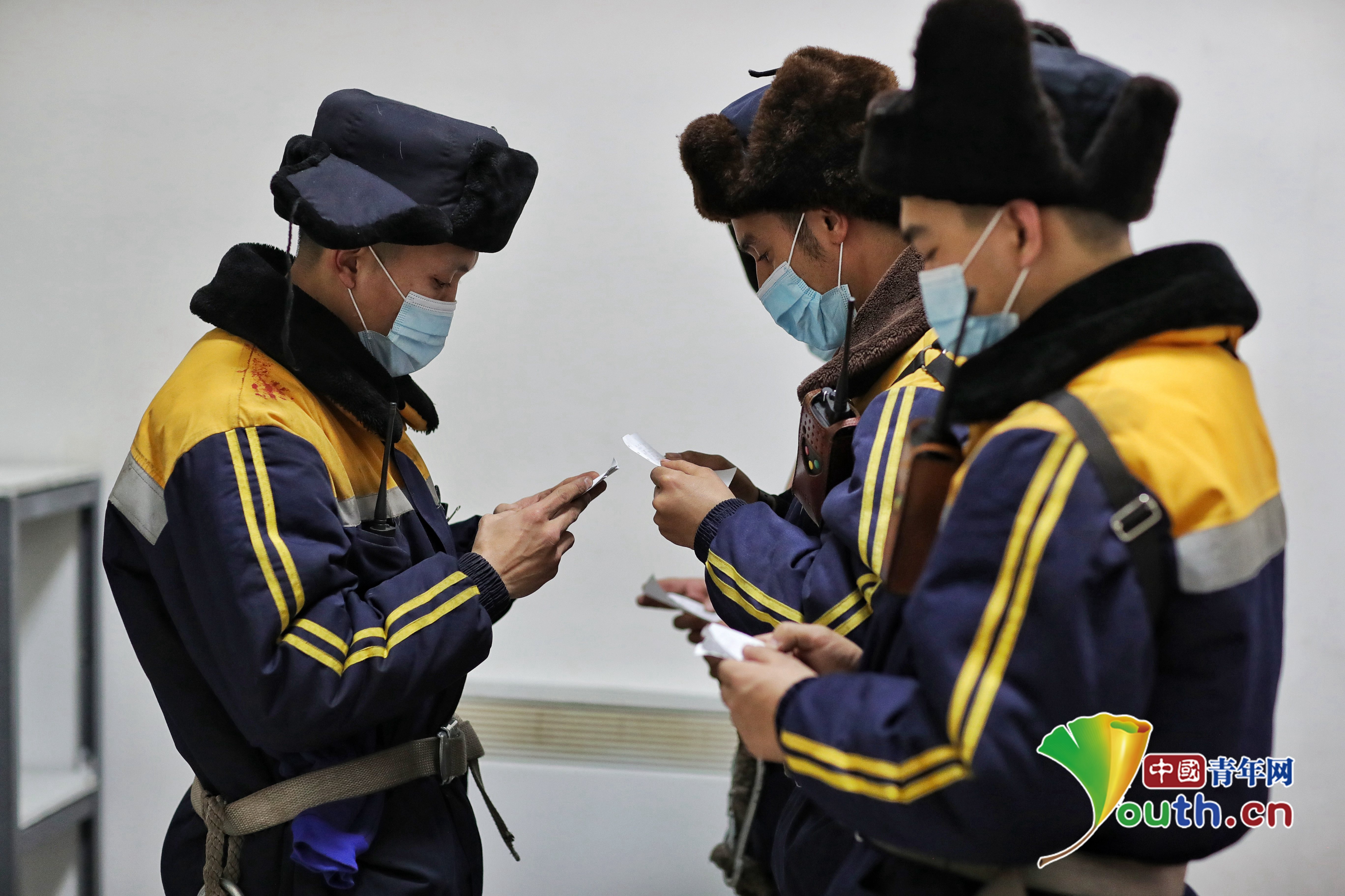 新春走基层严寒下的连接员