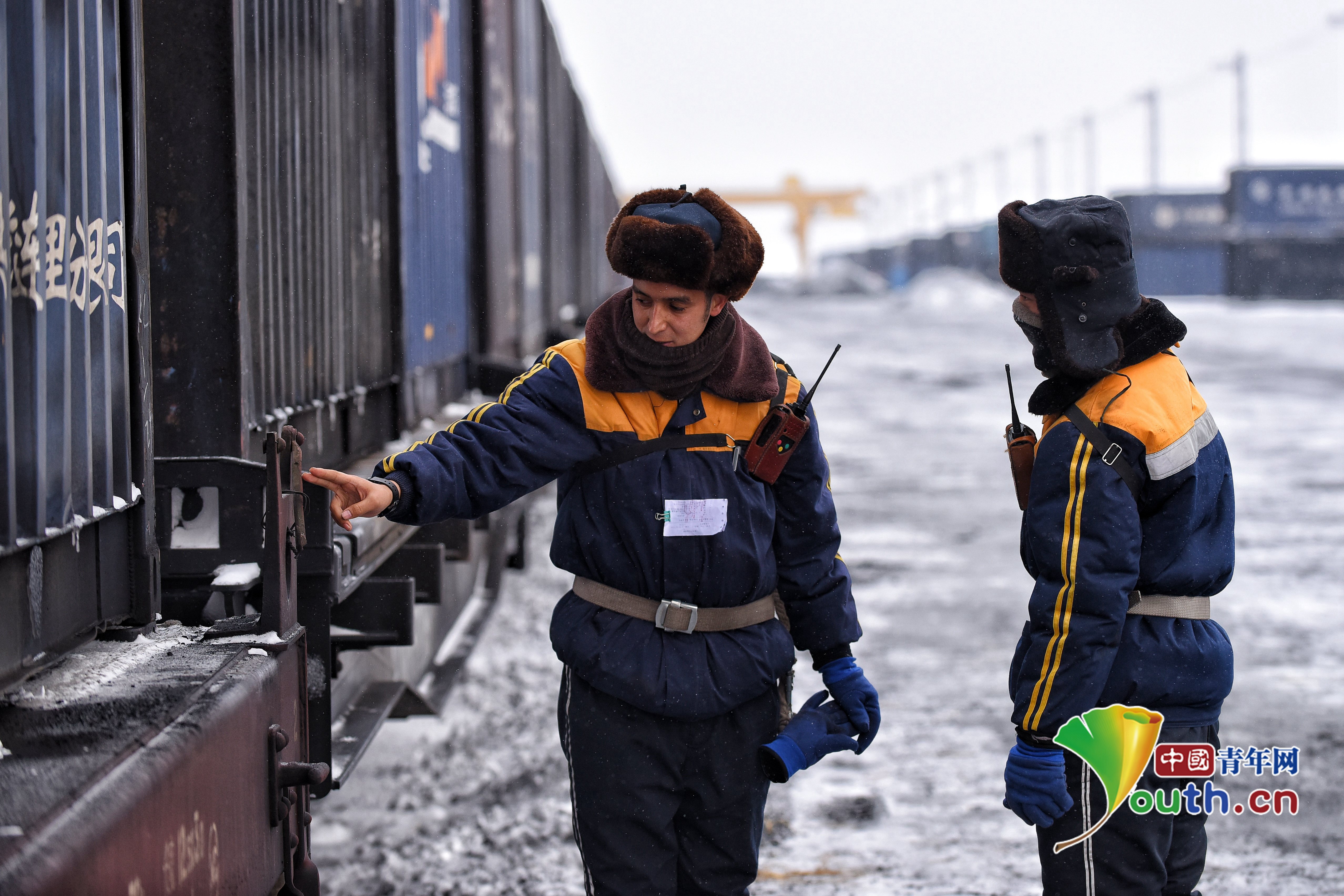 新春走基层严寒下的连接员