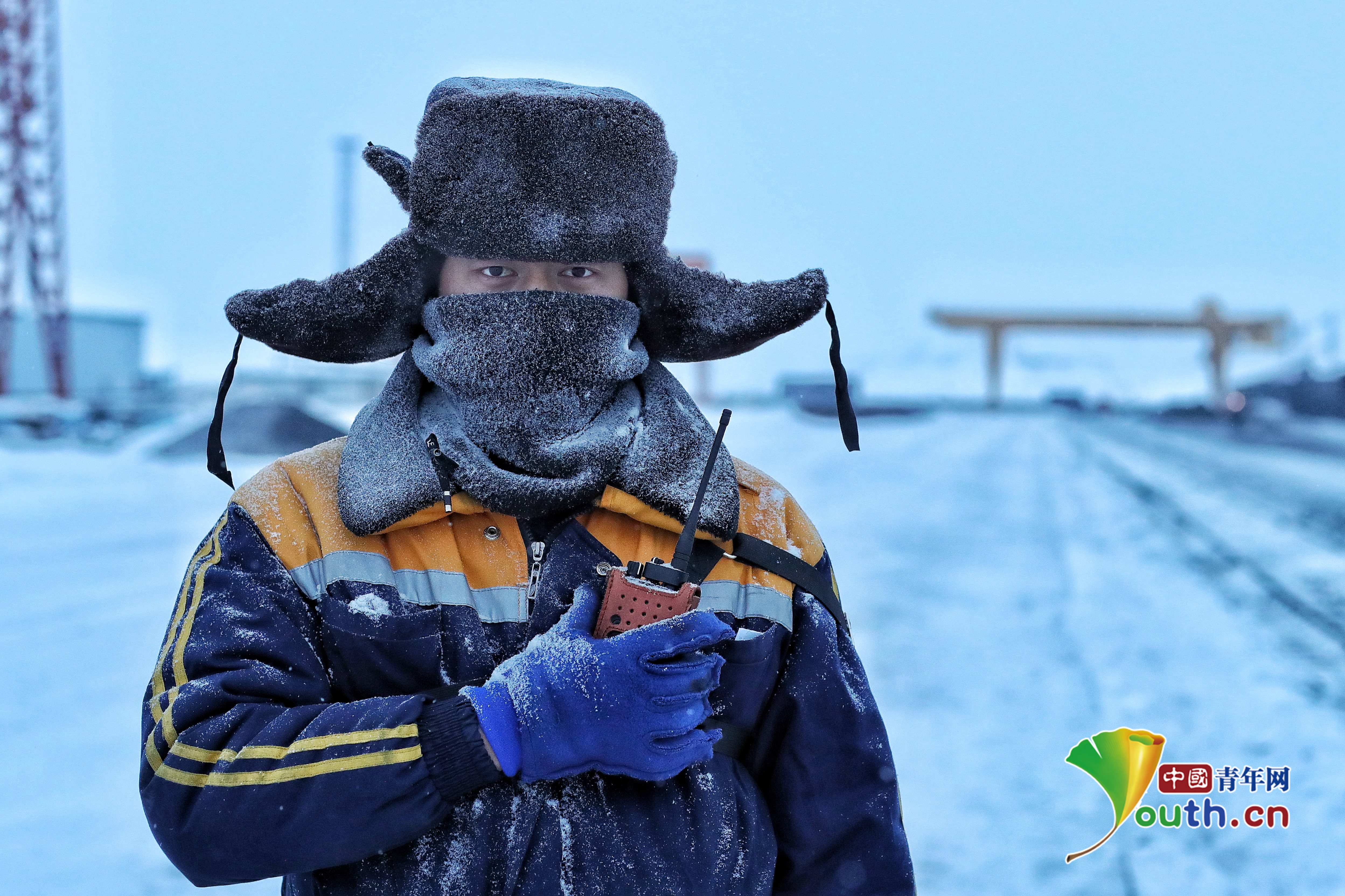 新春走基层严寒下的连接员