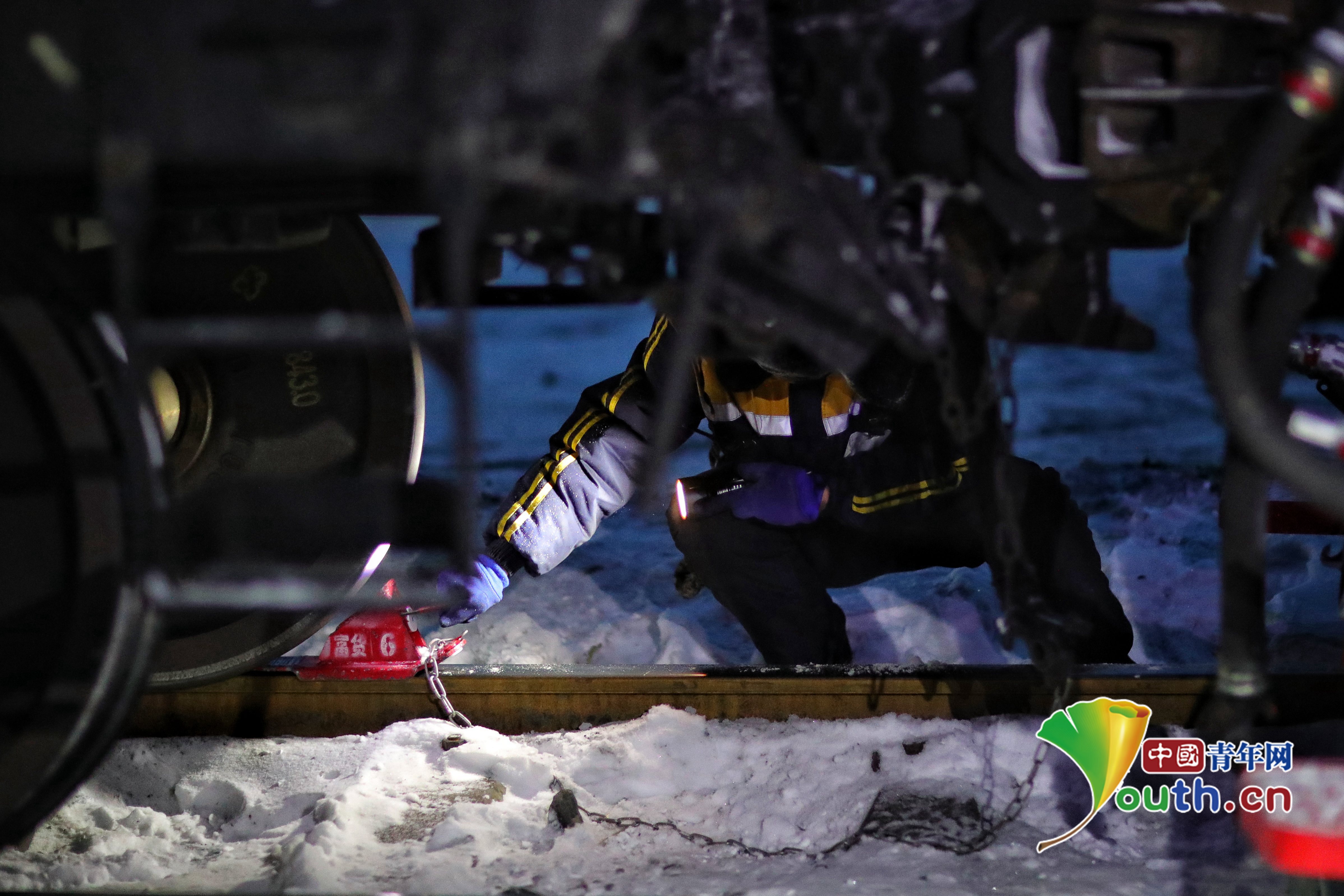 新春走基层严寒下的连接员