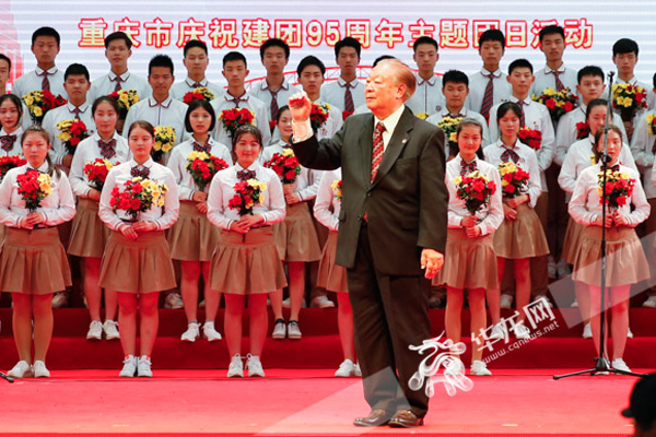 由雷雨声老师指挥,集体大合唱《光荣啊,中国共青团.记者 石涛 摄